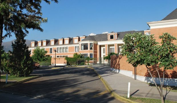 Colegio Los Alerces, donde ministro Figueroa es apoderado, suspende clases presenciales de 12 cursos ante brote de Covid-19