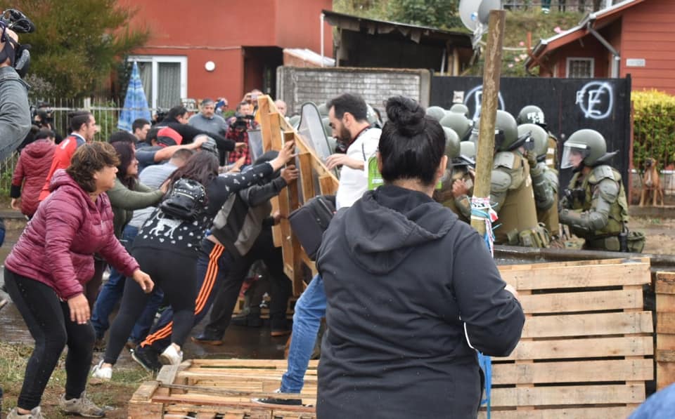 Proyecto de ley promovido por la UDI, RN y Evópoli criminaliza a quienes viven en tomas y campamentos