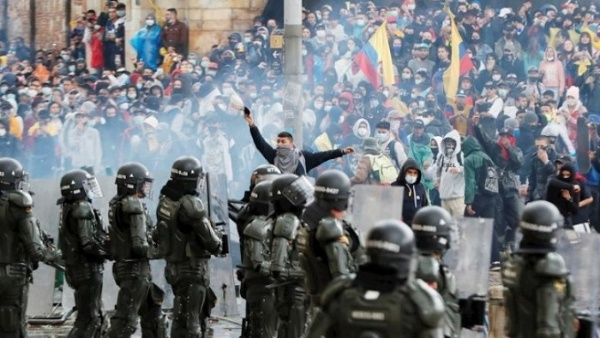 (Videos) El Esmad arremete contra manifestantes en Bogotá durante homenaje a víctimas de las protestas