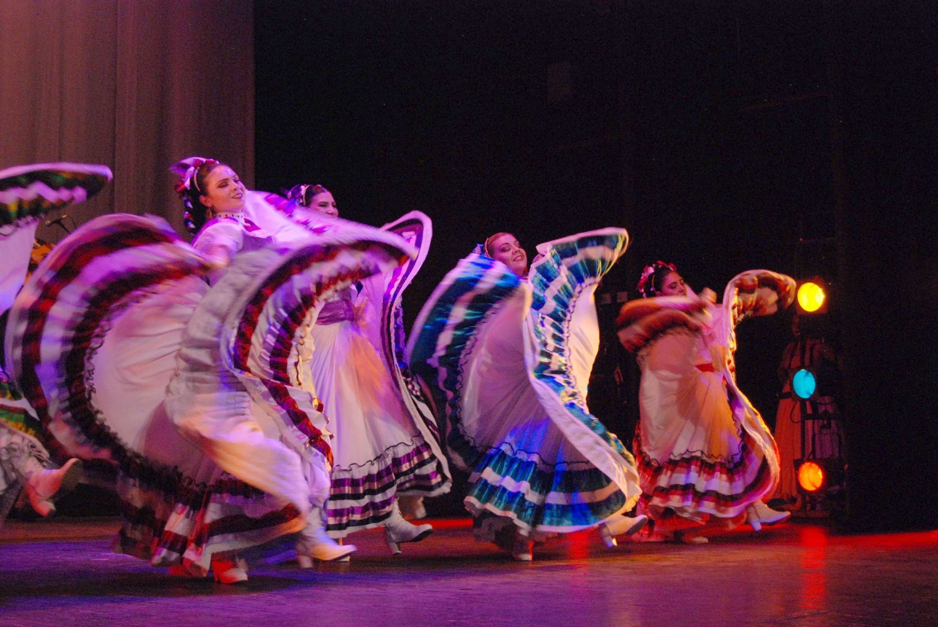 Danza sin parar por la celebración internacional