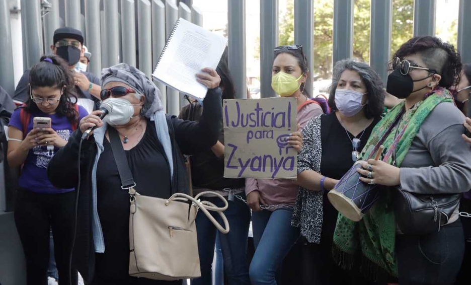 Varias mujeres manifestándose con un letrero que dice "Justicia para Zyanya"