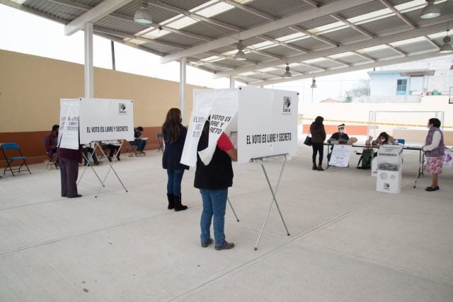 Gente votando