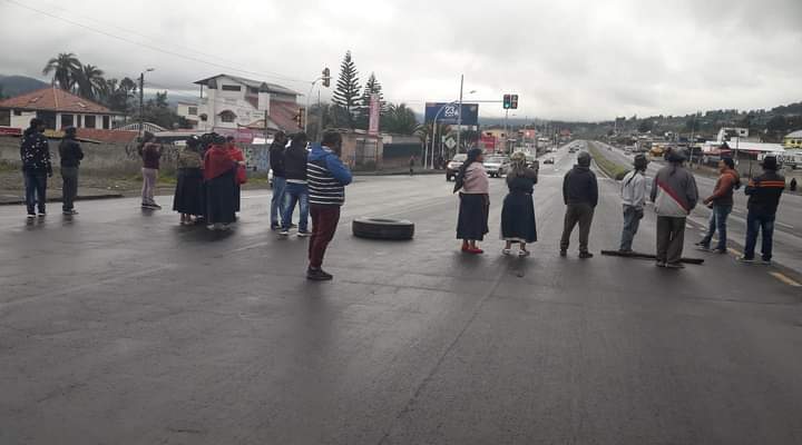 Indígenas y campesinos bloquean vías para exigir a Lasso que derogue decretos sobre combustibles