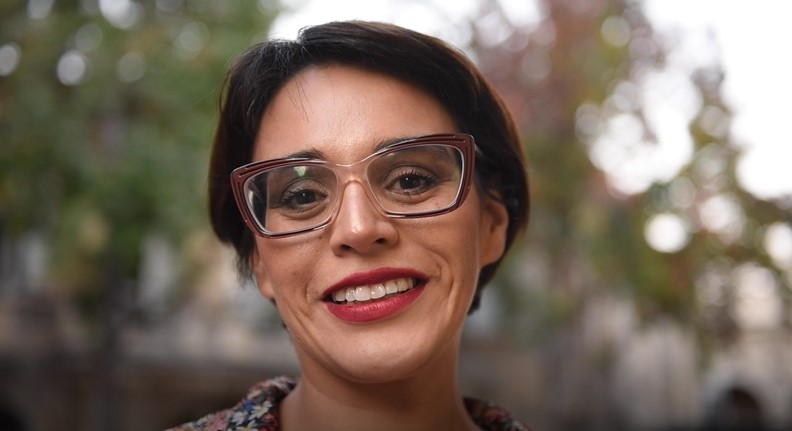 ”Da la Cara”: el pegajoso ritmo que llama a votar por Karina Oliva a la gobernación de la Región Metropolitana