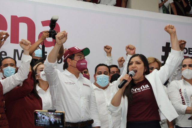 Sobrecupo, reclamos, división, llamados a la unidad y hasta trifulcas, el saldo de la visita de Mario Delgado a Puebla