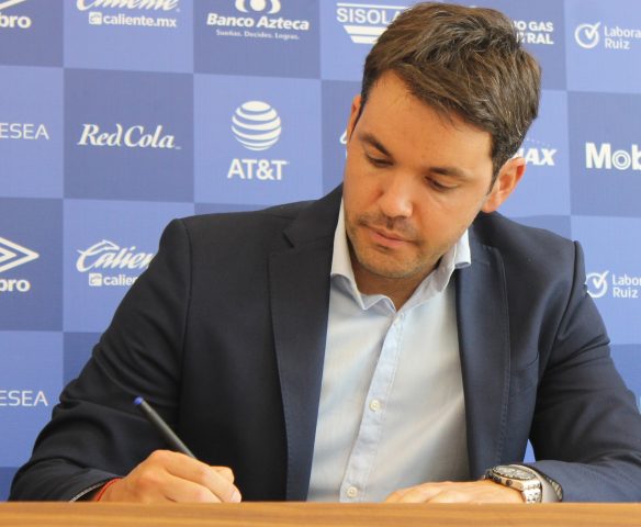 Nicolás Larcamón firmando su nuevo contrato con el Puebla