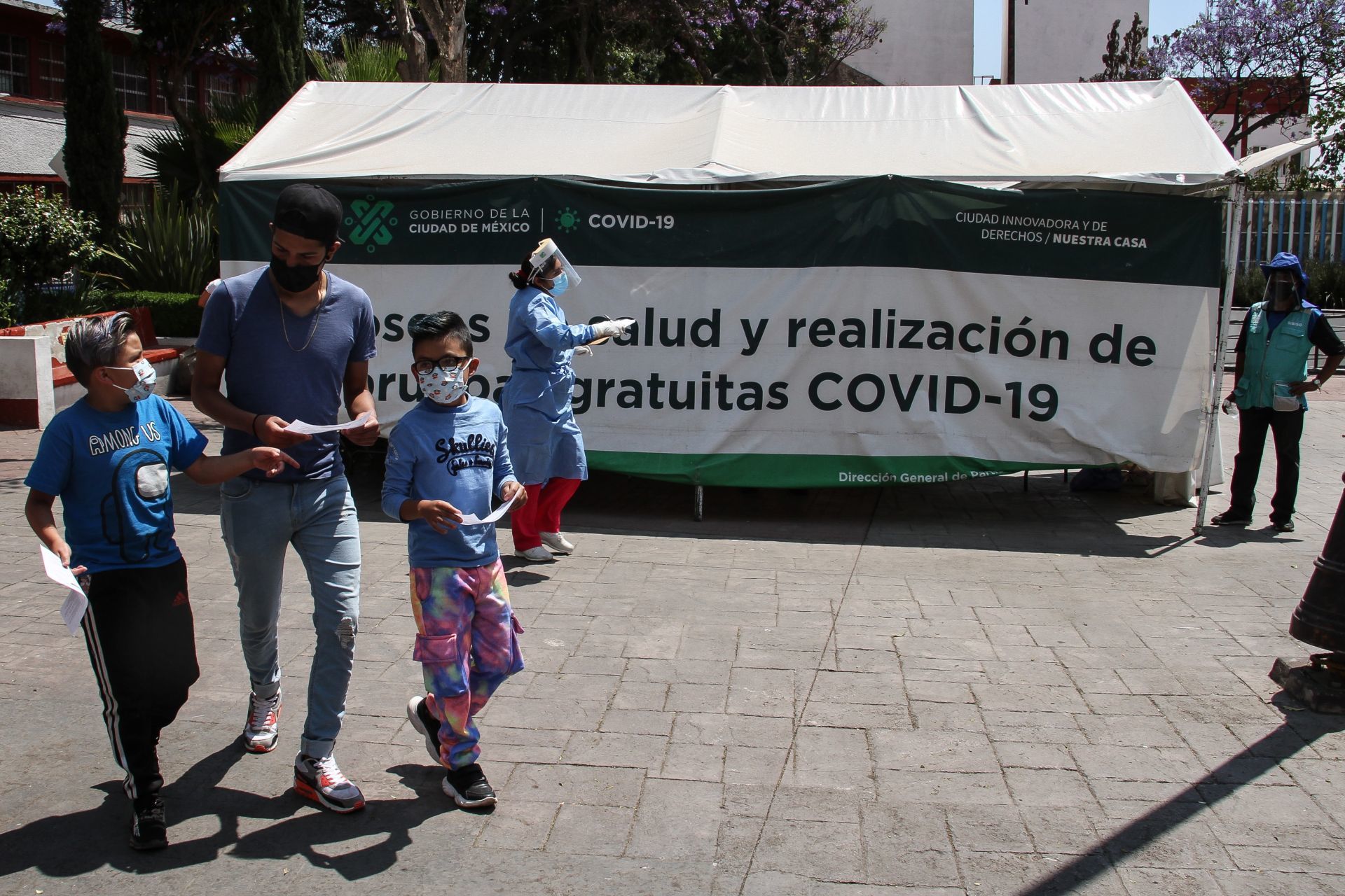 Menores usando cubrebocas en las inmediaciones de un hospital Covid-19