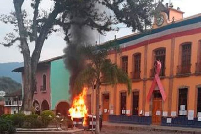 Vecinos de Pahuatlán patrulla frente al Ayuntamiento