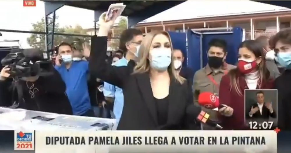 Pamela Jiles exigió a los canales de TV estar en directo para garabatear a Piñera