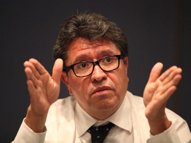 Sigo firme en el Senado, asegura Ricardo Monreal