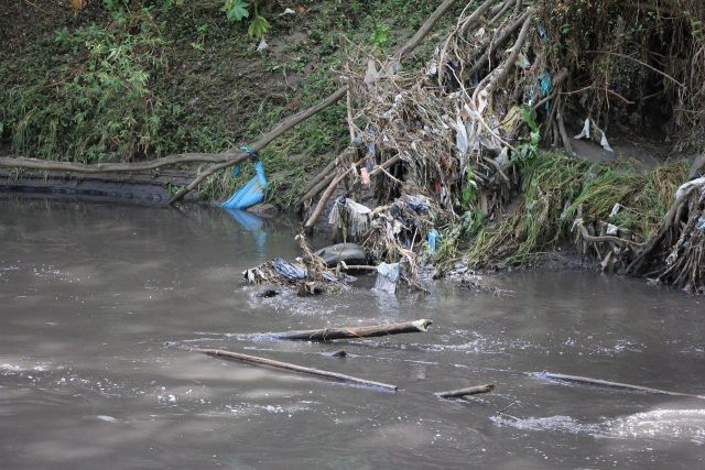 Checa la multa por tirar basura en barrancas y ríos de la capital