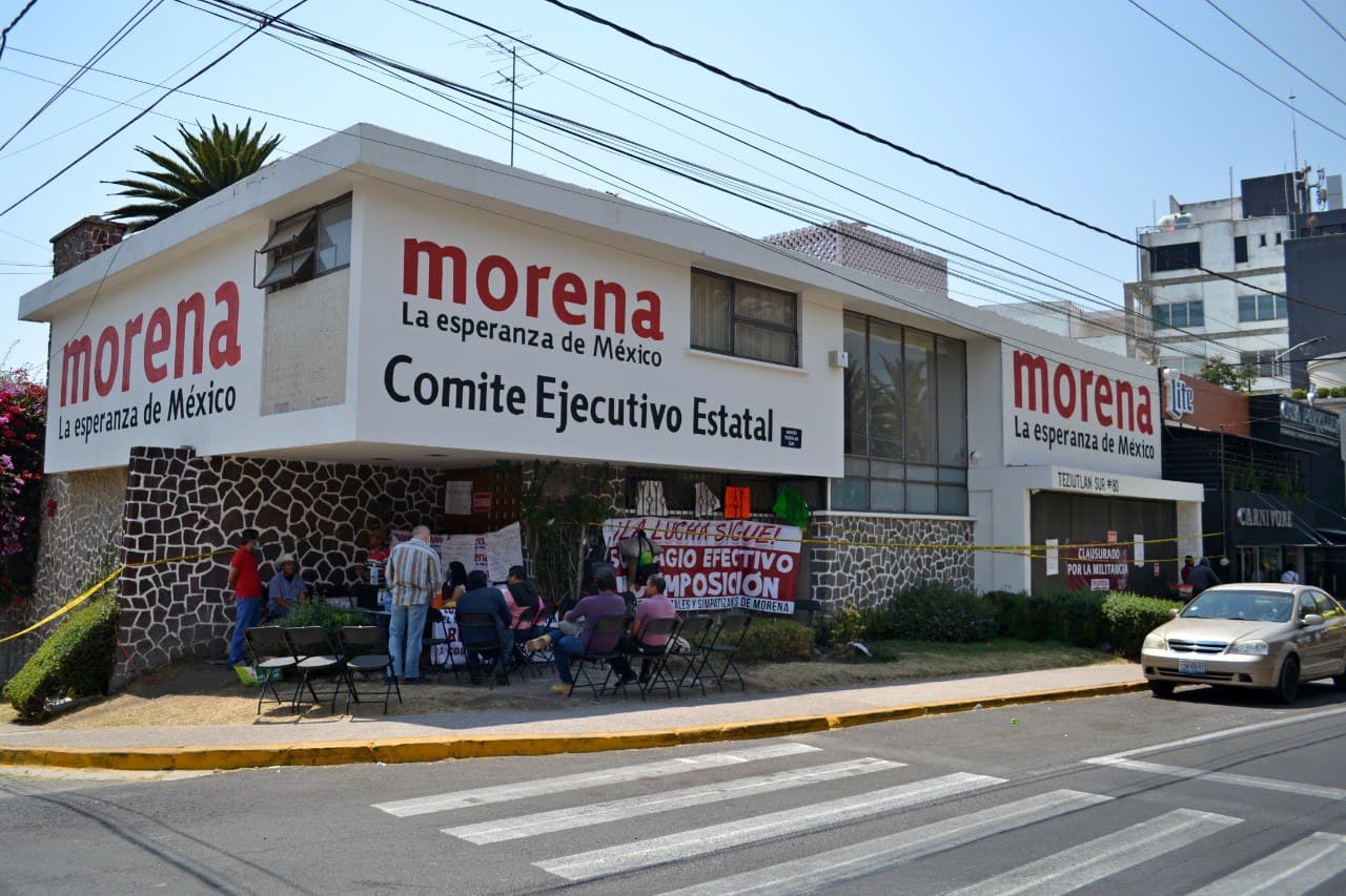 Toma de la sede de Morena en Puebla por la imposición de candidaturas