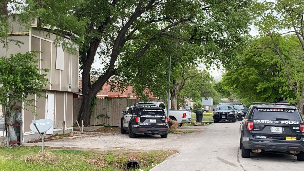 Investigan posible caso de tráfico humano  al hallar 90 personas hacinadas en una casa de Houston