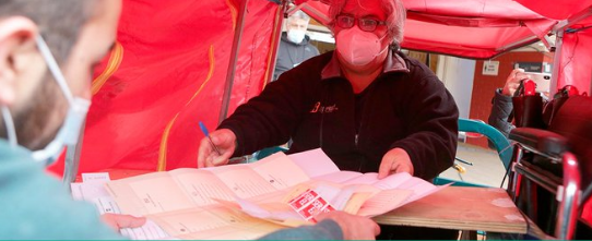 (Video) Sin excusas para no participar: Mujer con movilidad reducida ejerce su voto en urna móvil