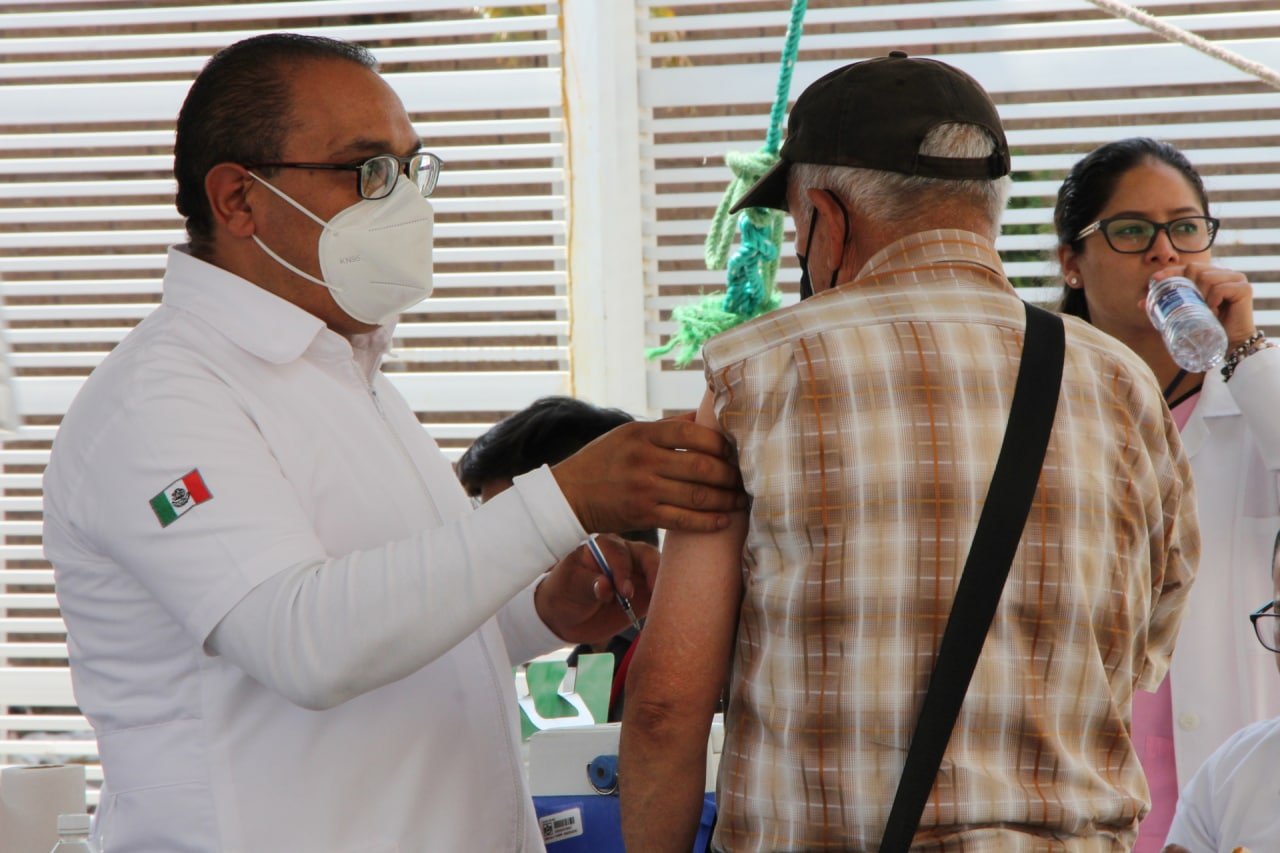 Un adulto mayor recibe la segunda dosis de la vacuna anti Covid en la ciudad de Puebla