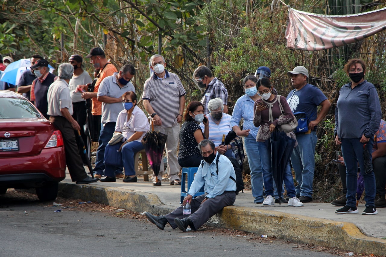 Aglomeraciones y filas interminables marcan el inicio de la vacunación de segundas dosis en Puebla capital