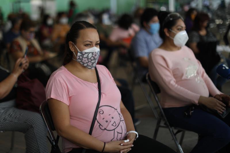 Vacuna, sólo para embarazadas mayores de 18 años, insiste Salud