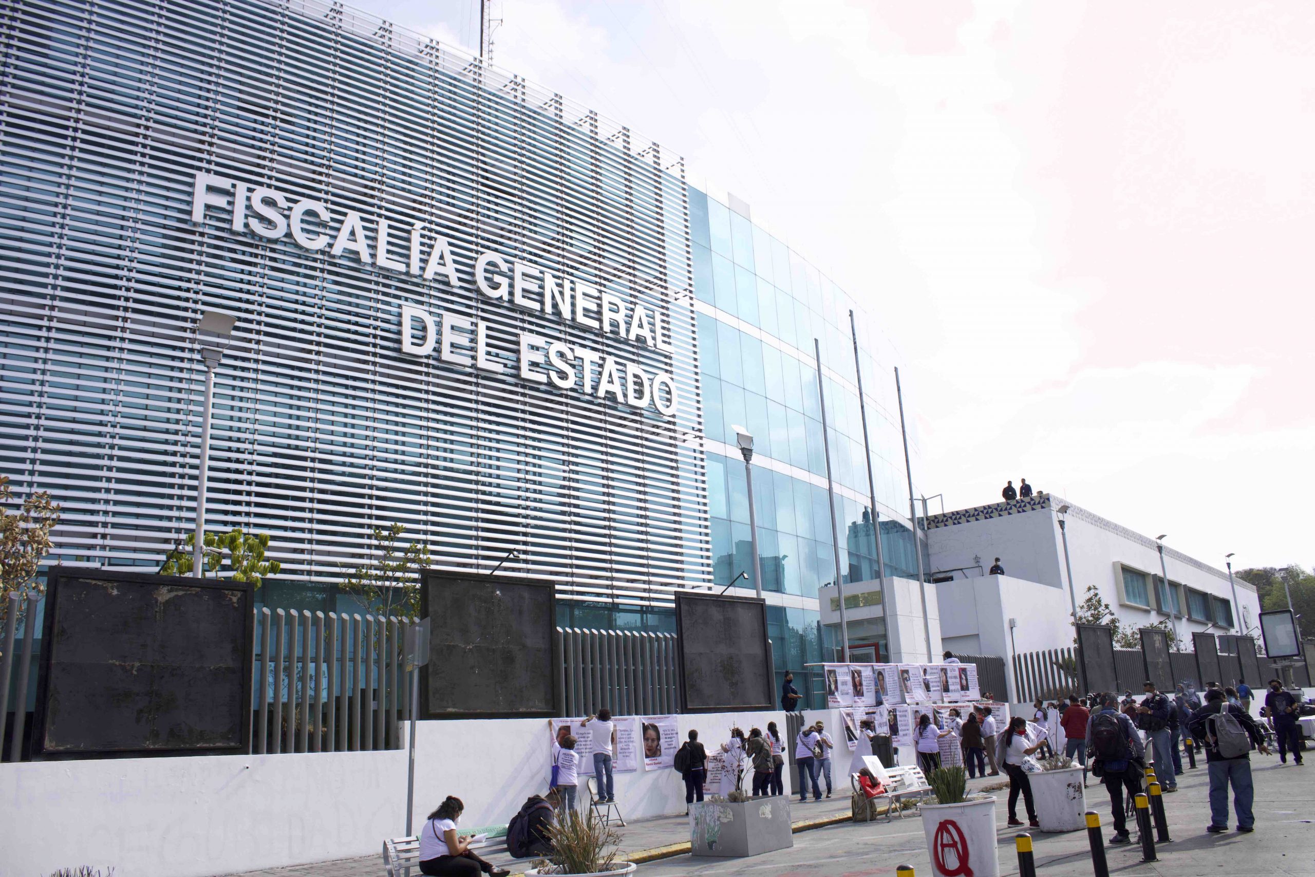 Manifestantes del Colectivo de La Voz de los Desaparecidos, frente a la Fiscalía General de Justicia de Puebla
