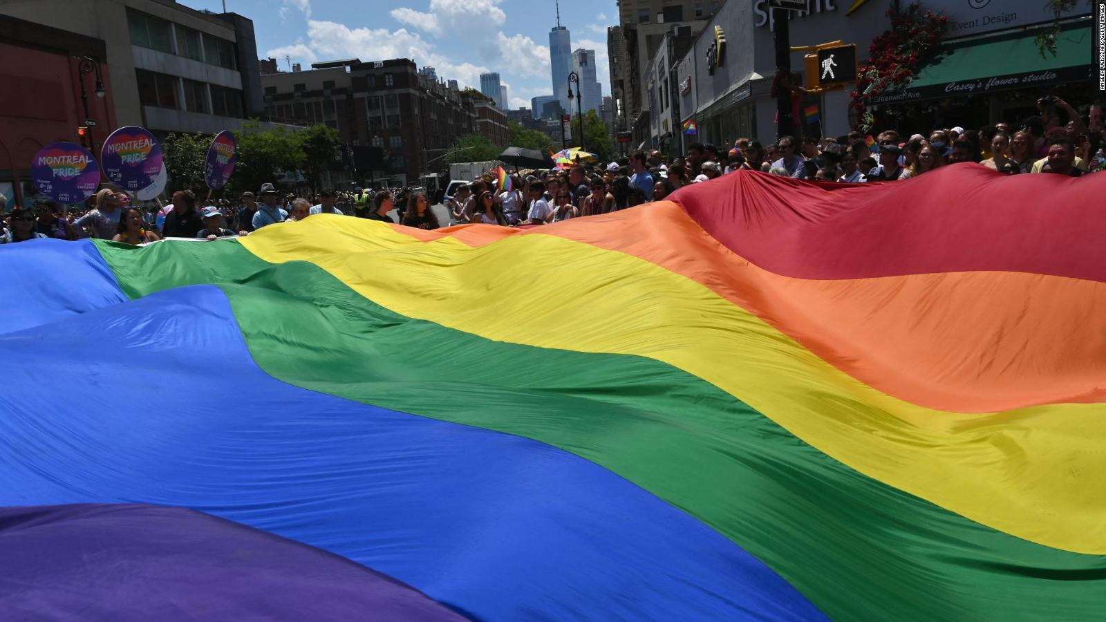 Conductor de camioneta ataca marcha de orgullo LGBTQ en EE.UU. y deja un muerto y varios heridos