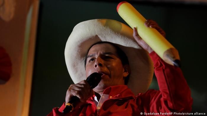 Ante virtual victoria Pedro Castillo realizó “balconazo” para agradecer apoyo del pueblo peruano