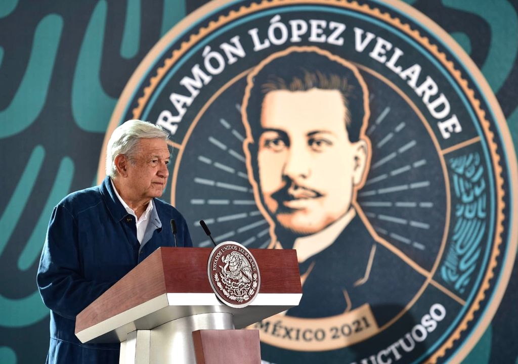 AMLO felicita a los padres en su día