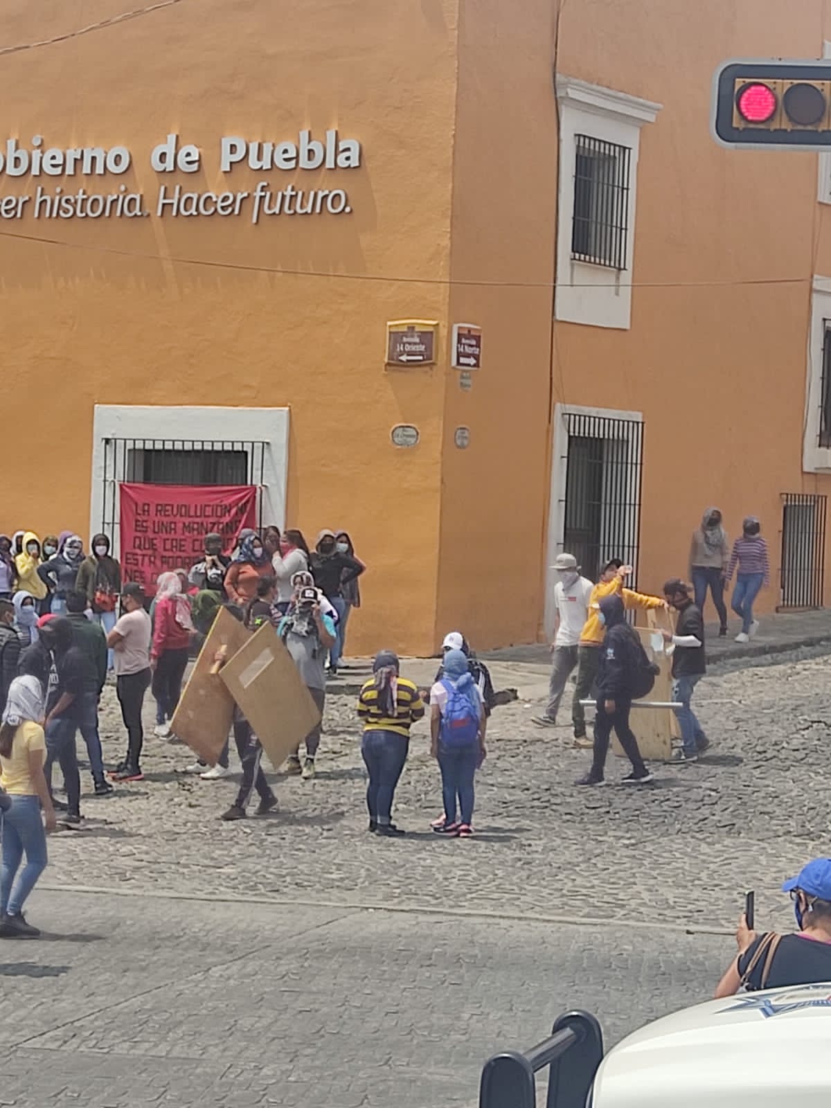 Reportan manifestación agitada de normalistas de Teteles afuera de Casa Aguayo