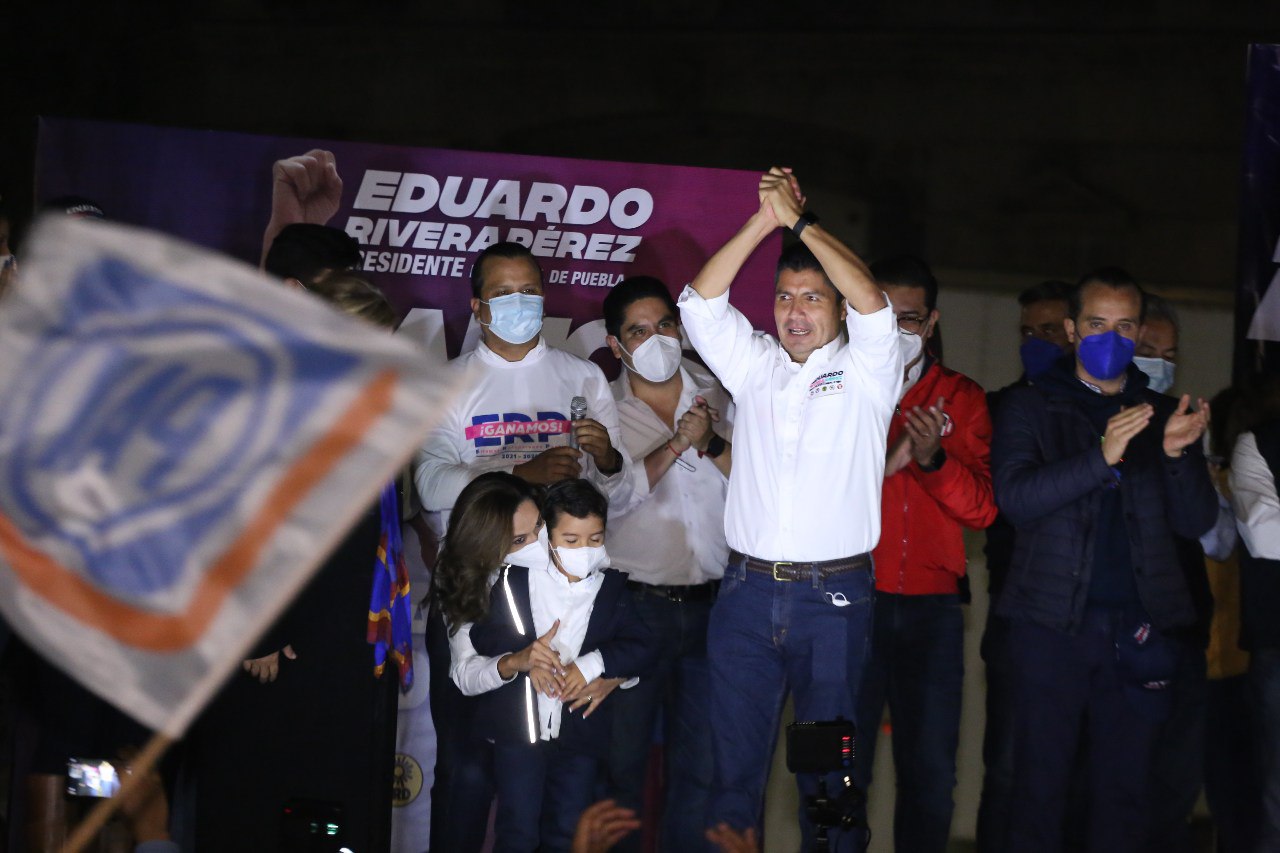 Eduardo Rivera celebró su victoria en las elecciones de 2021