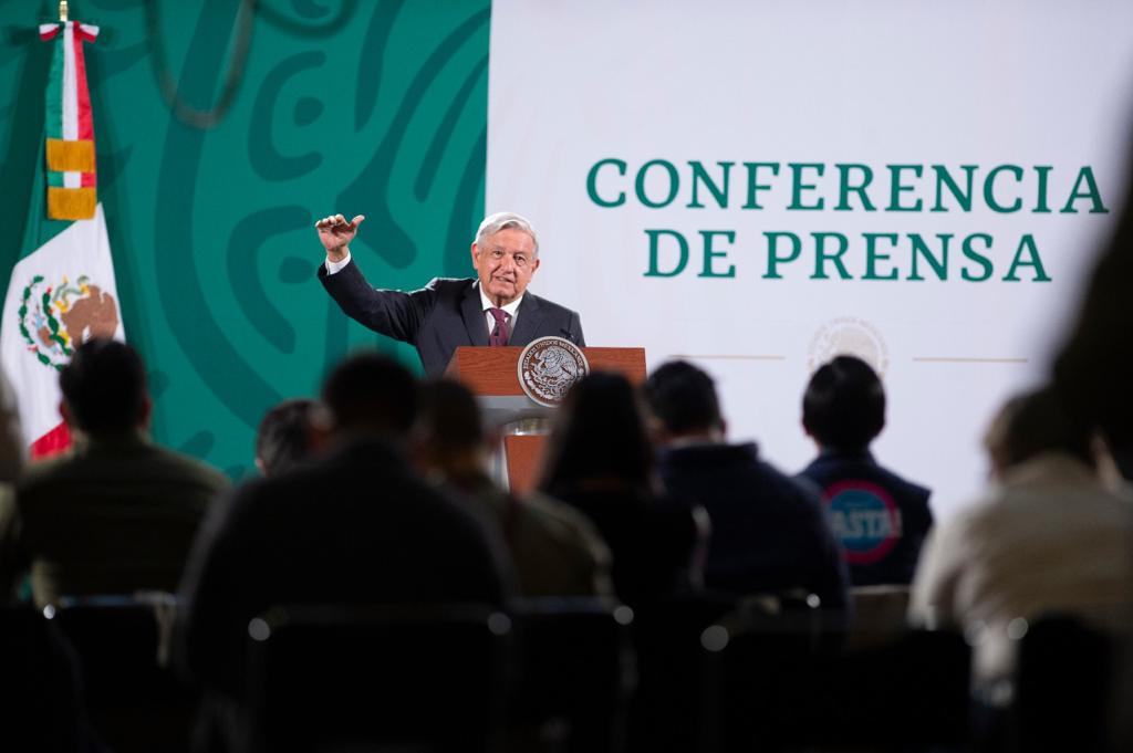 Héroes y heroínas son nuestros paisanos migrantes: AMLO