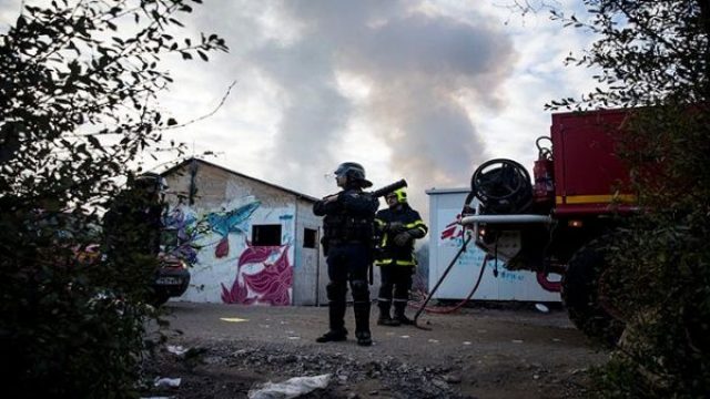 Desalojan campo de migrantes en Francia