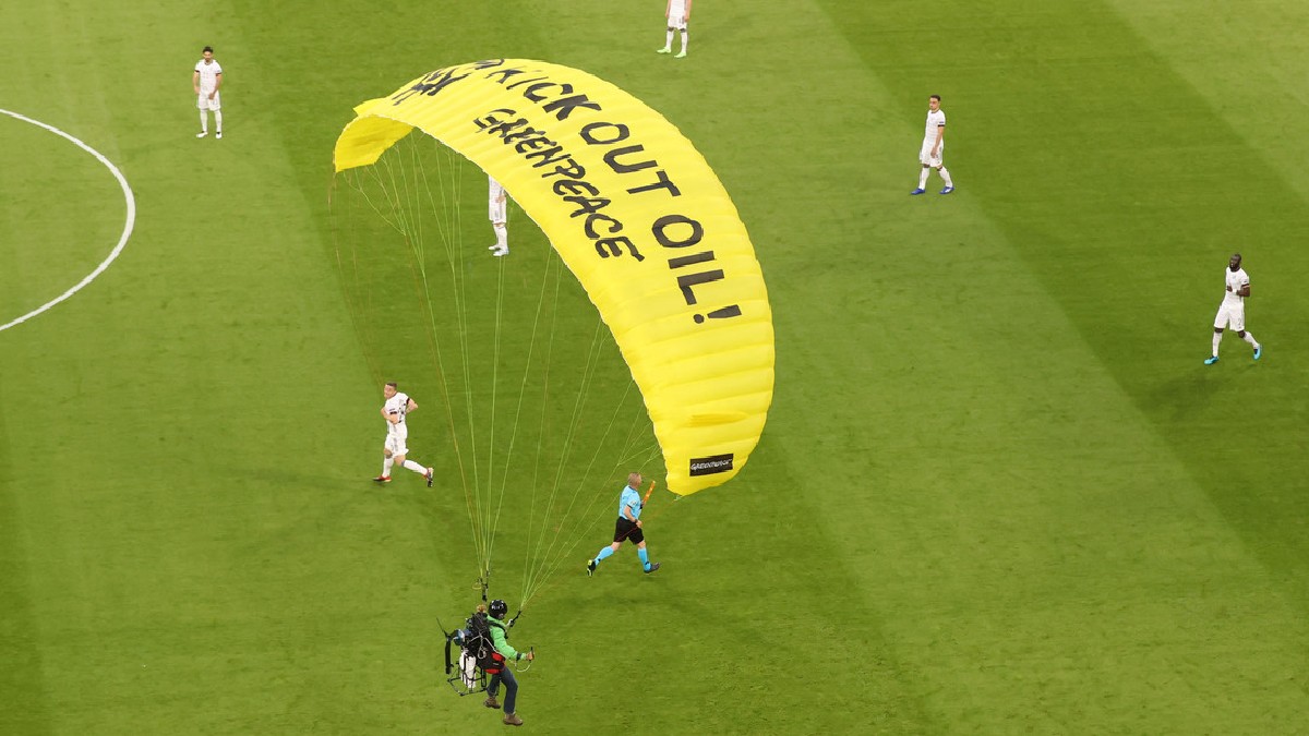 (Fotos y Video) Activista de Greenpeace se tira en paracaídas a la cancha durante la Eurocopa