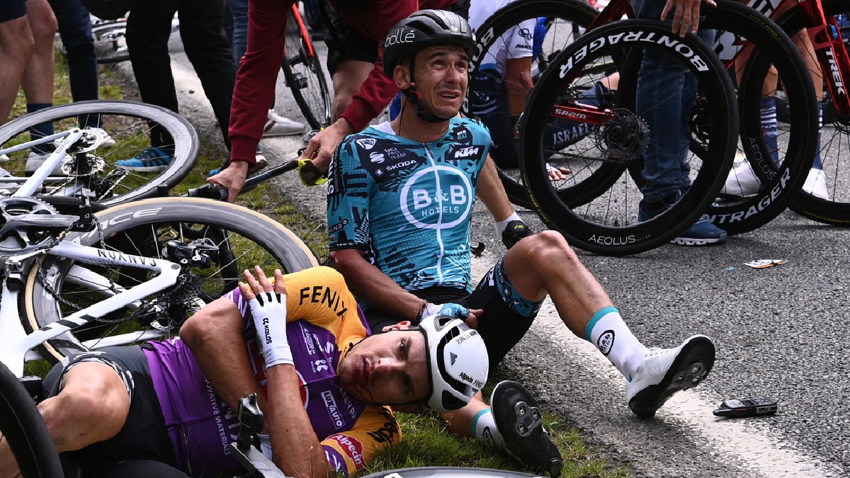 Detienen a la espectadora que causó el accidente masivo durante el Tour de Francia 2021