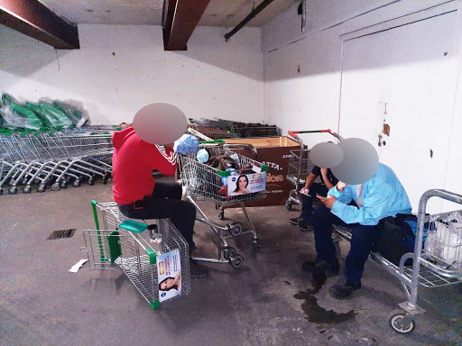Indignante: Trabajadores subcontratados de Jumbo deben comer en la calle y estacionamientos en plena pandemia