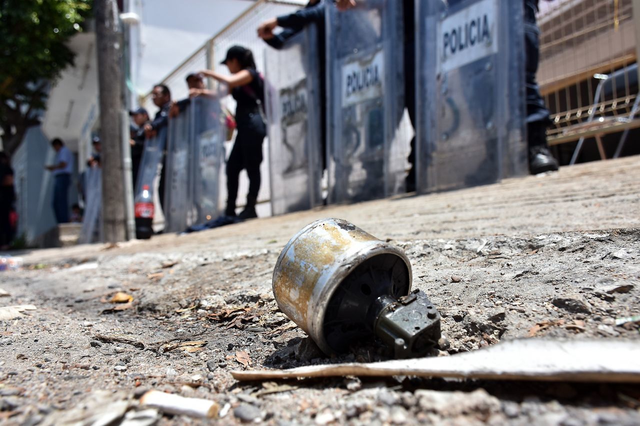 TUXTLA GUTIÉRREZ, CHIAPAS, 05JULIO2018.- Sujetos desconocidos lanzaron bombas de gas lacrimógeno en una de las instalaciones alternas al Instituto de Elecciones y Participación Ciudadana, mientras se encontraban contabilizando las boletas correspondientes al distrito IX correspondientes a la zona de Palenque, Chiapas; esto en la capital chiapaneca.FOTO. JACOB GARCÍA /CUARTOSCURO.COM