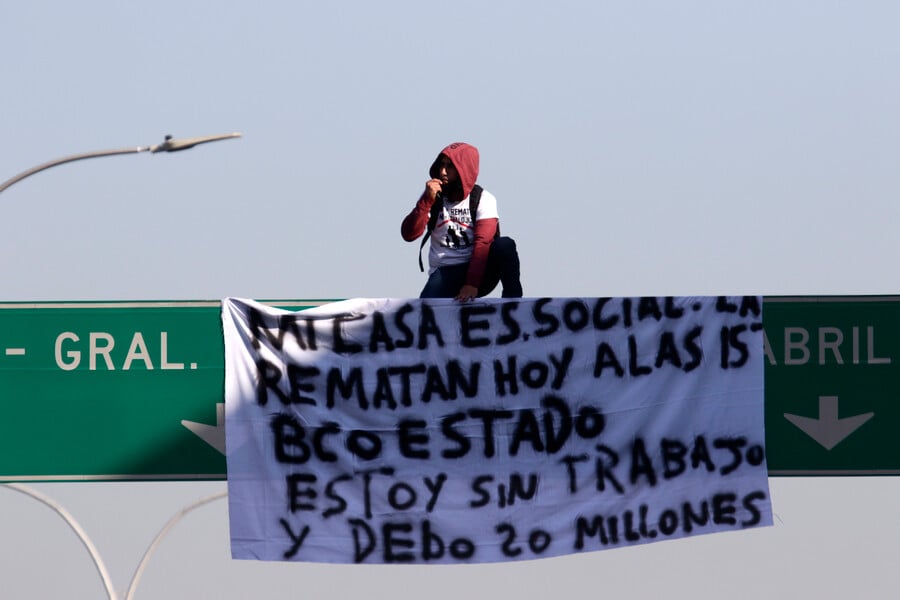 Joven se trepa en letrero vial ante remate de su casa y Julio César Rodríguez carga contra BancoEstado: «Que no se hagan los buenos aquí, cometen muchos abusos que se pasan de largo»