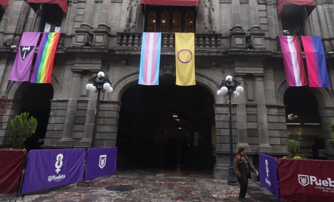 Palacio Municipal de Puebla adornado con banderas LGBT+