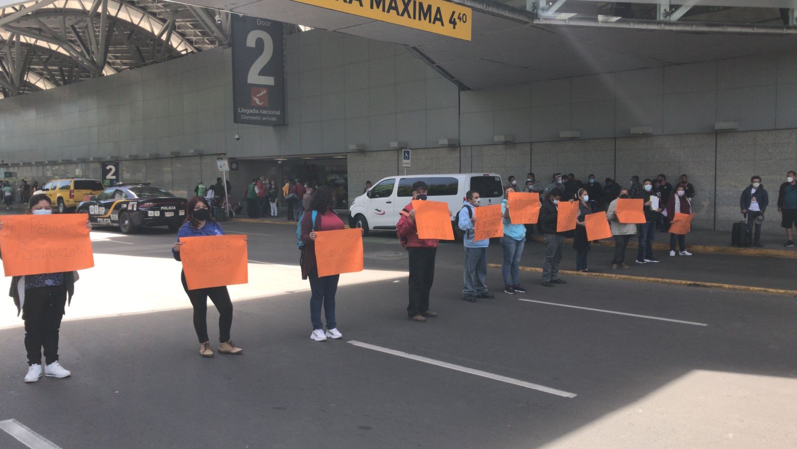 Papás de niños con cáncer bloquean acceso al Aeropuerto de la CDMX