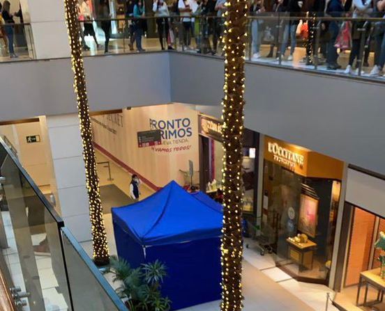 Adulto mayor se suicida en Costanera Center mientras tiendas del mall siguen atendiendo con normalidad a largas filas de clientes