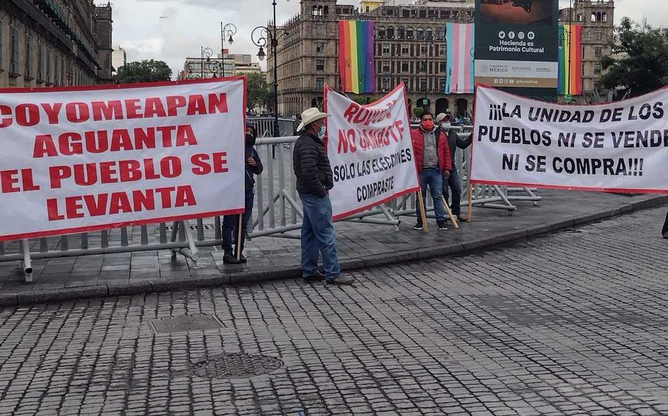 Pobladores de Coyomeapan protestan en Palacio Nacional señalando fraude electoral