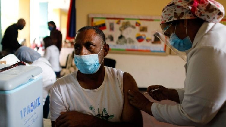 Bloqueo mantiene rezagada a Venezuela en proceso de vacunación contra la COVID-19
