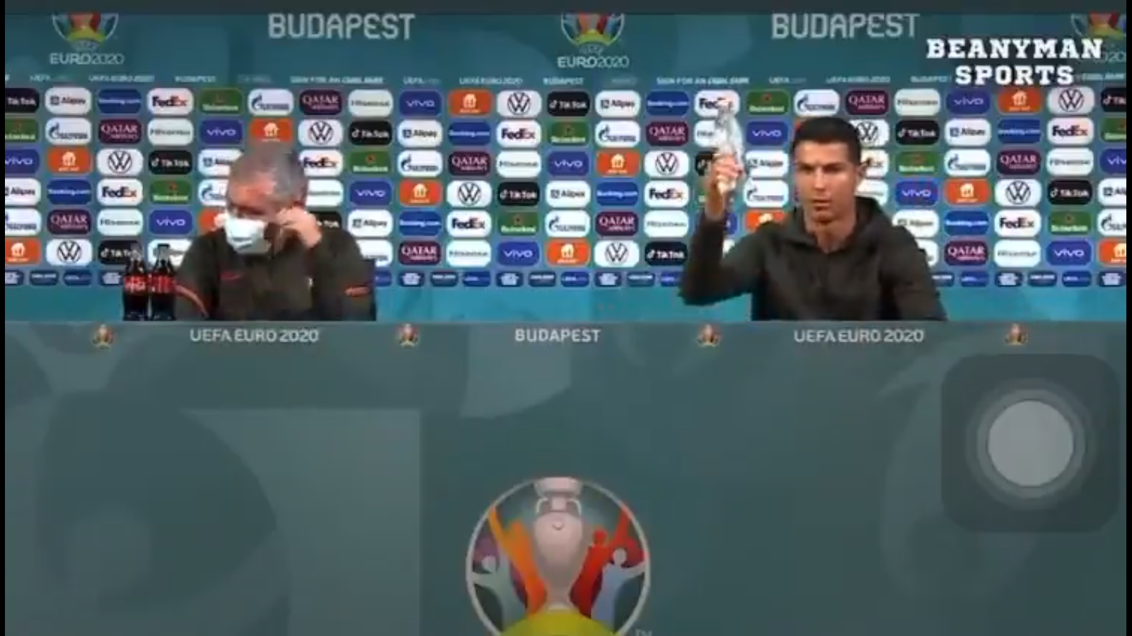 Cristiano Ronaldo levantando una botella de agua después de quitar dos de coca cola