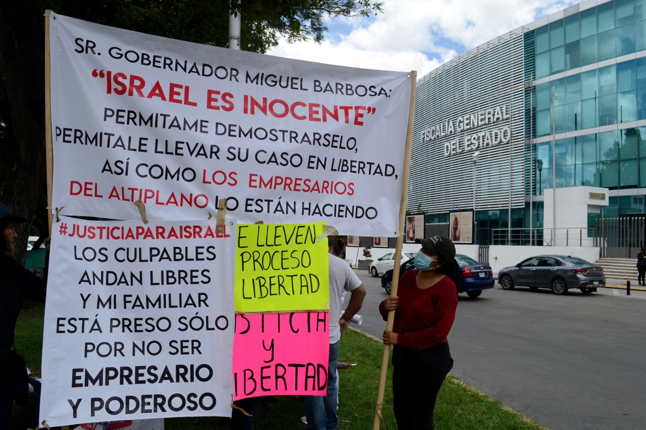 Familiares de detenidos por «helicopterazo» protestan en Casa Aguayo y la FGE; exhiben irregularidades en el proceso judicial