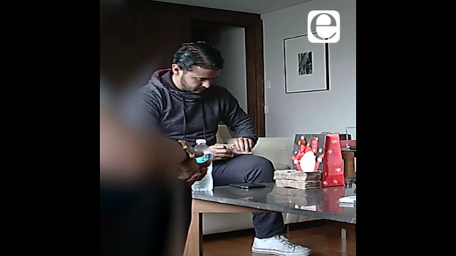 El hijo del alcalde de San Pedro Cholula recibiendo dinero