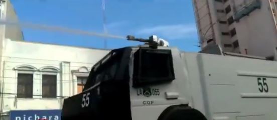 (Video) Carabineros reprime con carro lanzaaguas manifestación pacífica contra cuenta pública de Piñera