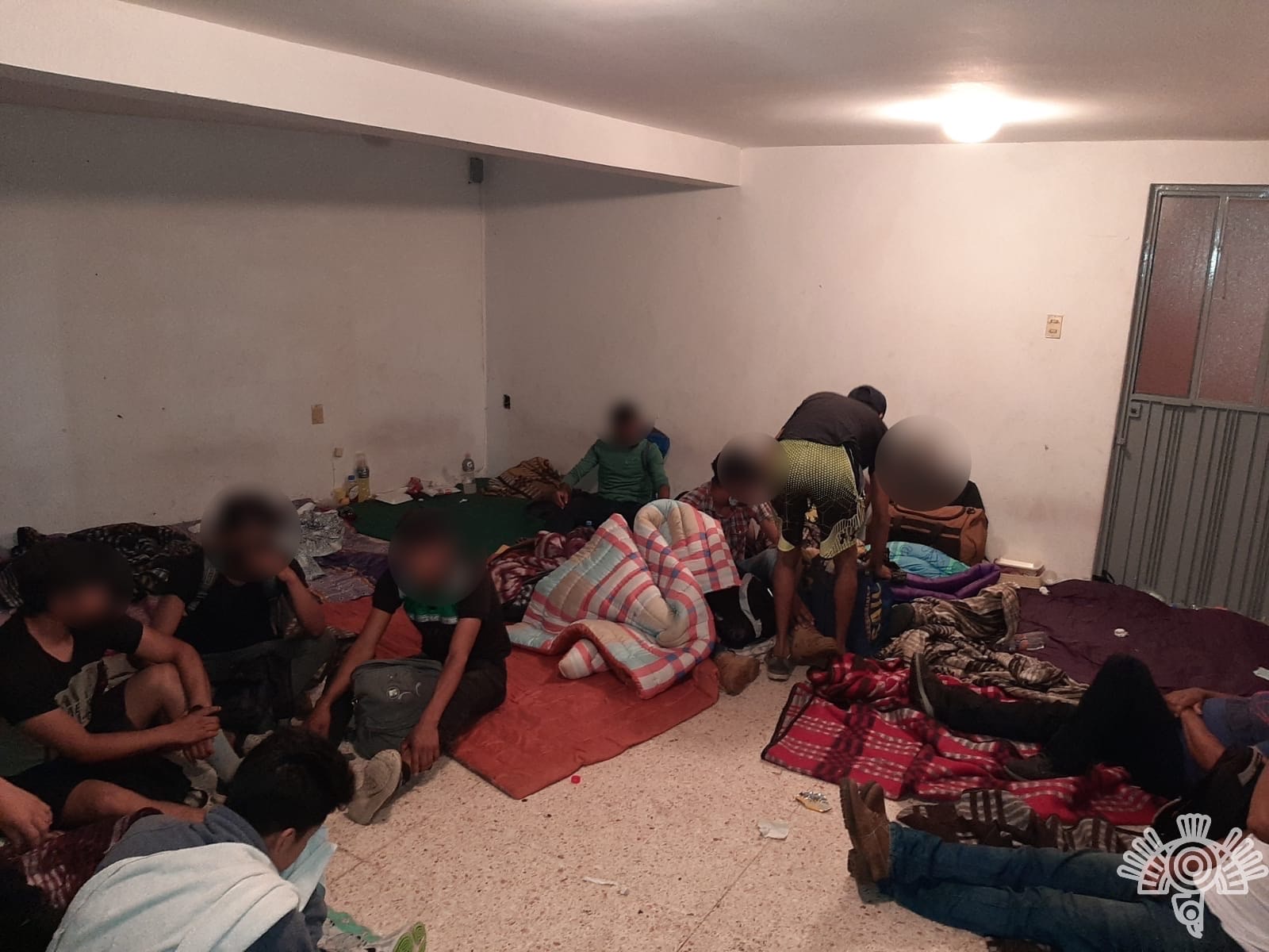 Migrantes hacinados en una bodega de Bosques de Manzanilla