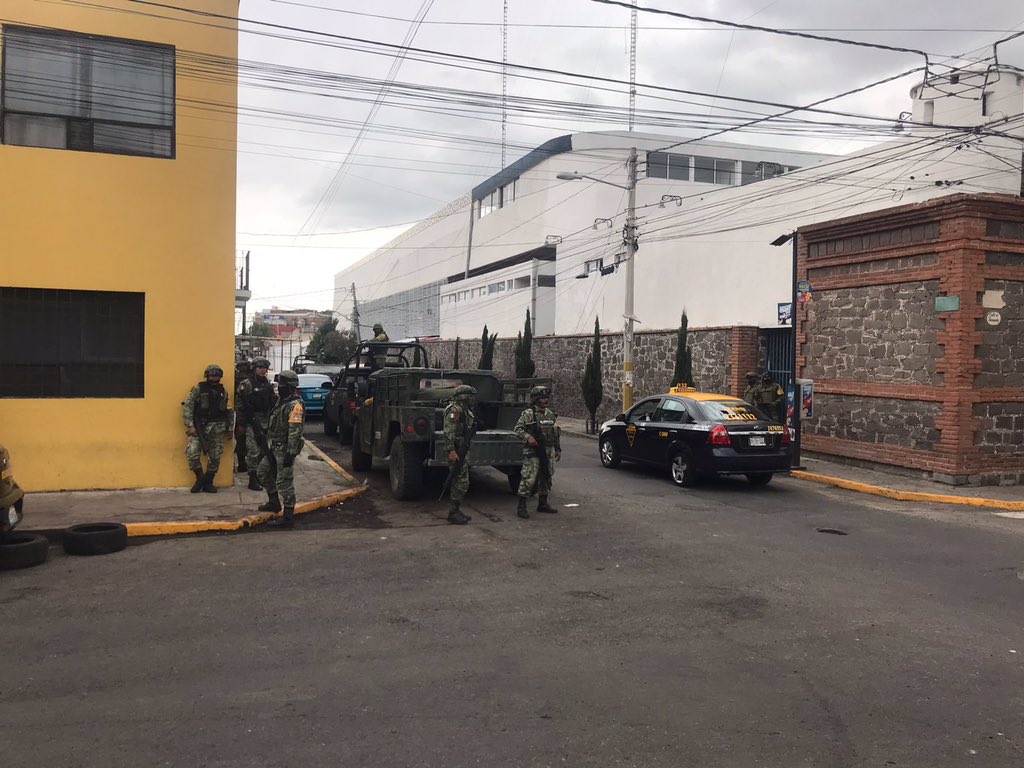 Militares y Ardelio Vargas se apersonan en la Policía Estatal por protesta interna; se disolvió con diálogo, aseguran