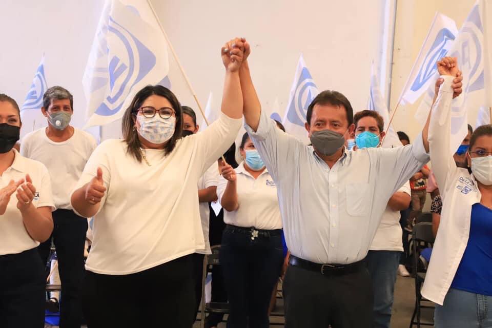 Genoveva Huerta con uno de sus candidatos ganadores