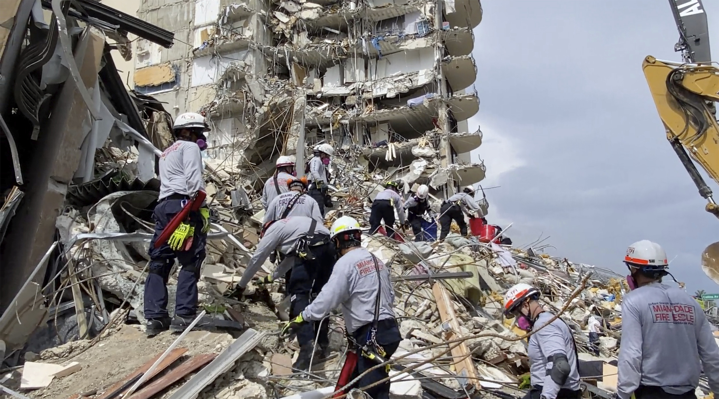 (Videos) Rescatistas de México e Israel se suman a las labores de búsqueda en edificio colapsado en Miami