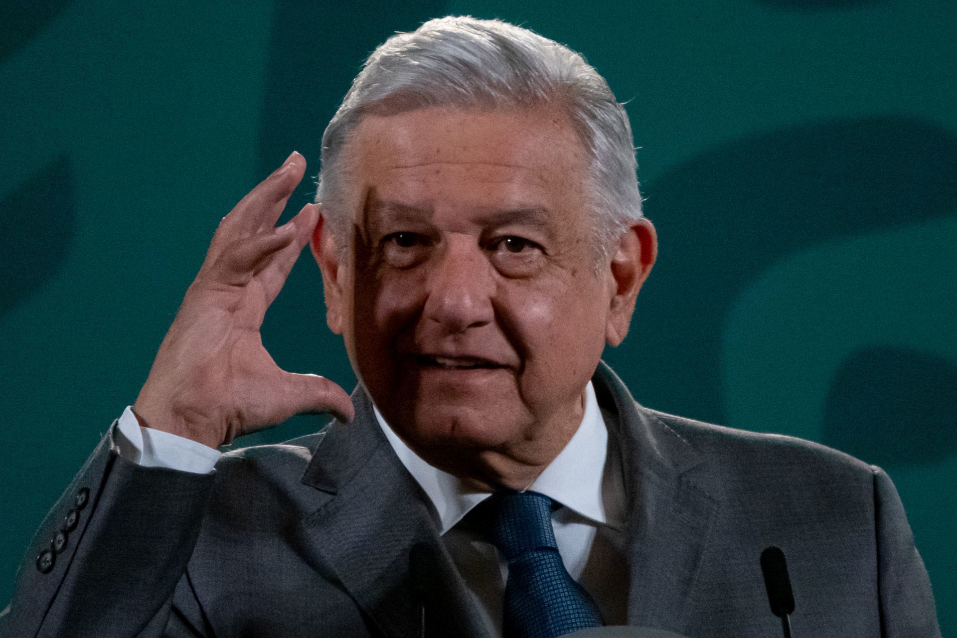 AMLO critica contenidos tóxicos a los que están expuestos los jóvenes