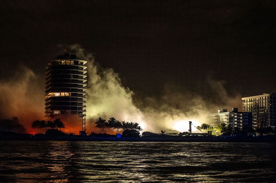 (Videos) Con explosión controlada fue demolido el Champlain Towers South en Miami
