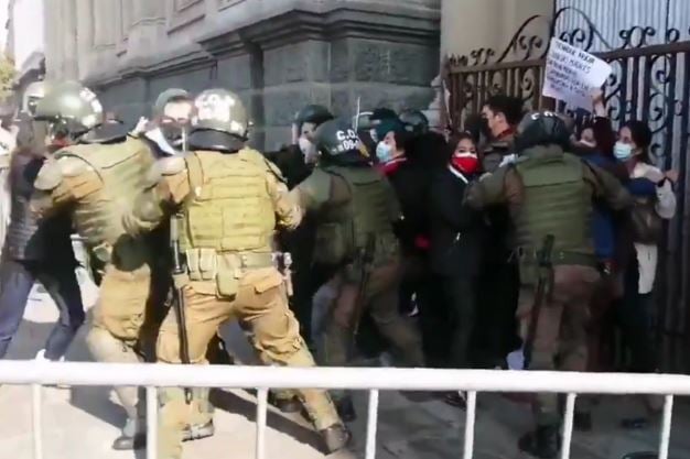 (Video)Carabineros reprime manifestación por libertad de presos políticos de la revuelta y detiene a constituyentes de la Lista del Pueblo, Alejandra Pérez y Manuel Woldarsky